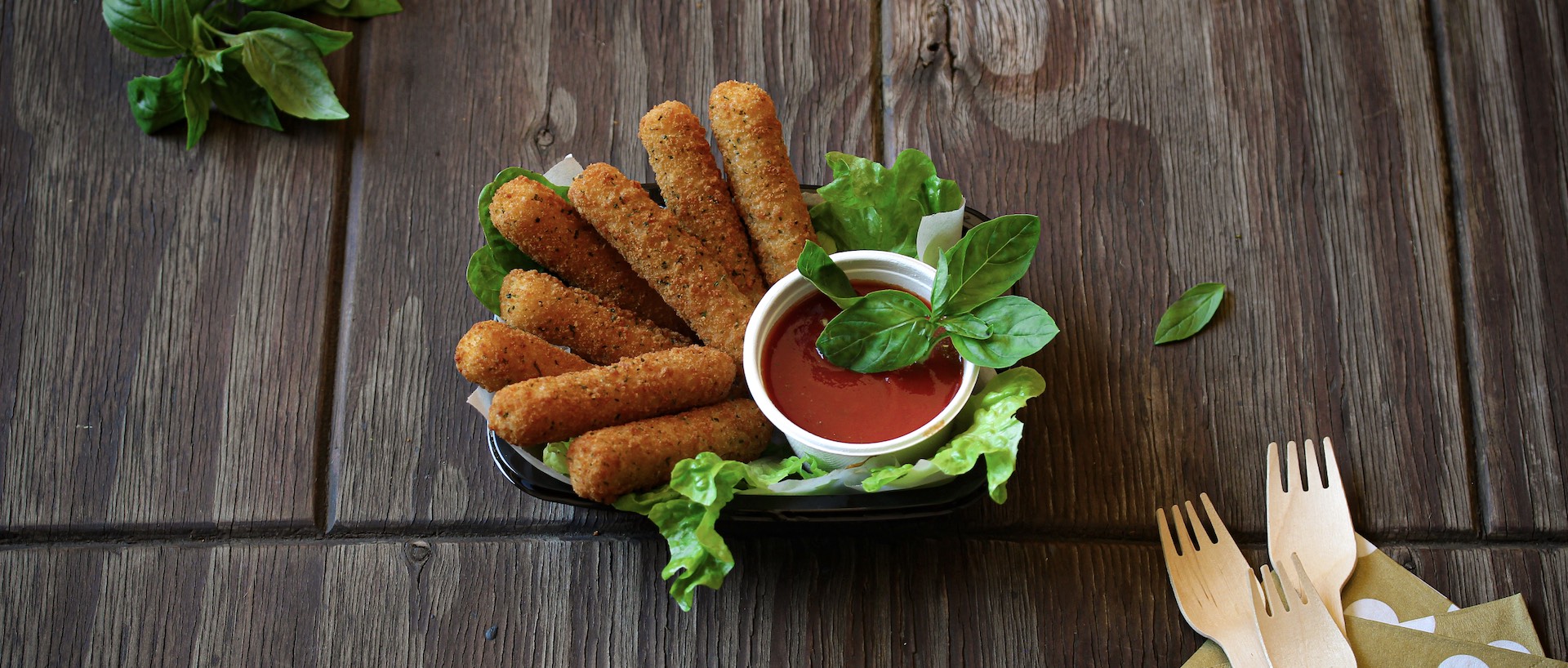 Mozzarella Sticks With Marinara Dip